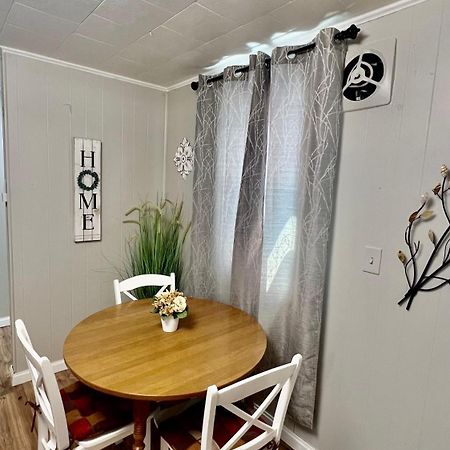 Cozy Buffalo Home-Sleeps 3 Lackawanna エクステリア 写真